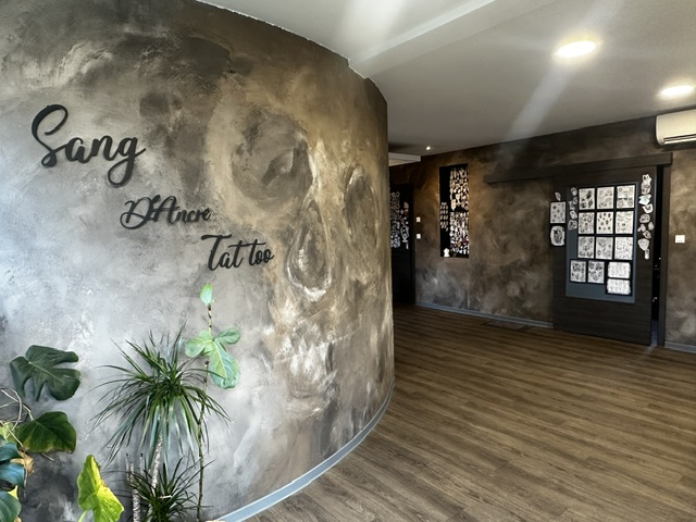 Intérieur du studio Howlina Tattoo à Schweighouse-sur-Moder
